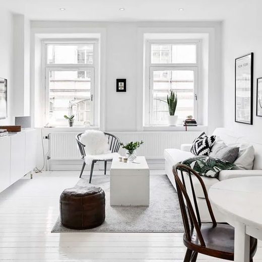 Sala luminosa y moderna, con muebles minimalistas y decoración en tonos neutros.
