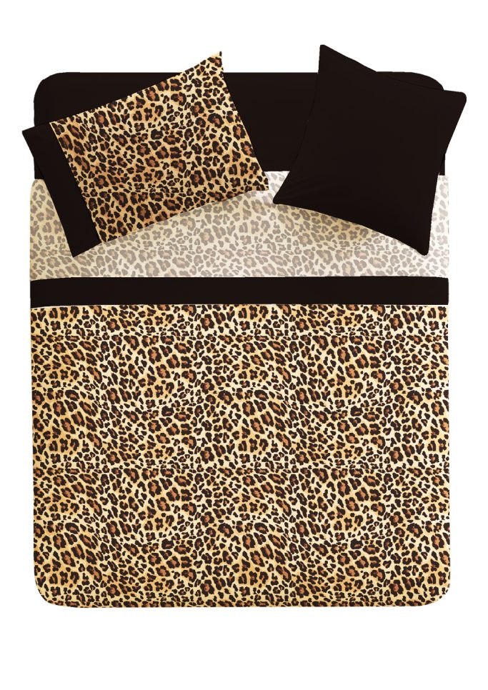 Conjunto de cama con estampado de leopardo y fundas de almohada negras.