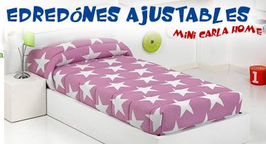 Edredón ajustable de color rosa con estrellas blancas sobre una cama sencilla.