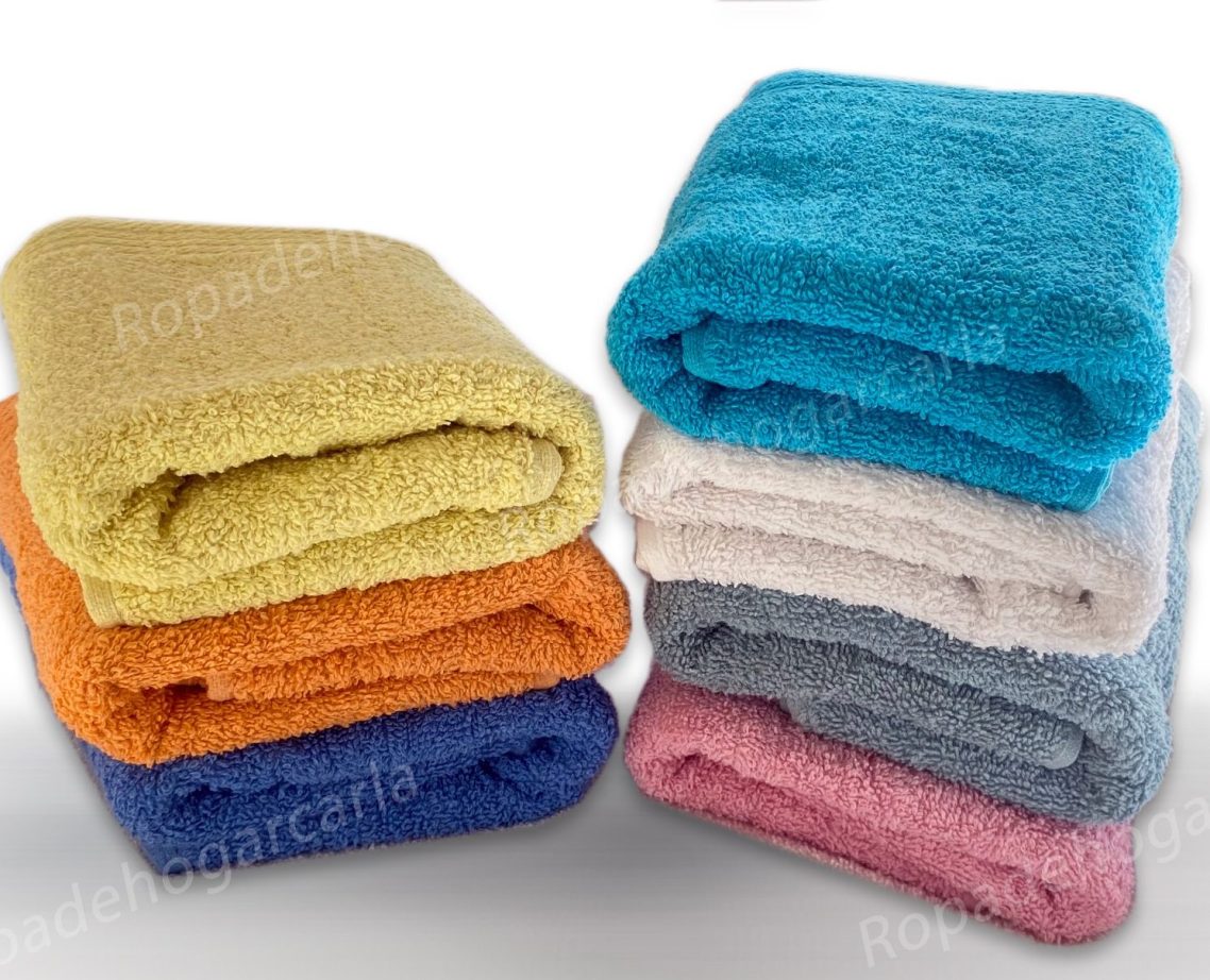 Toallas de colores apiladas: naranja, amarillo, azul, rosa, gris y beige.