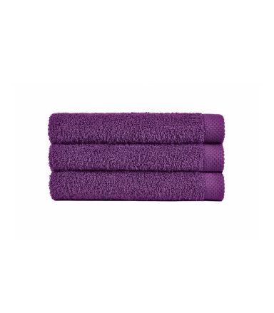 Tres toallas moradas apiladas, con textura suave y esponjosa.