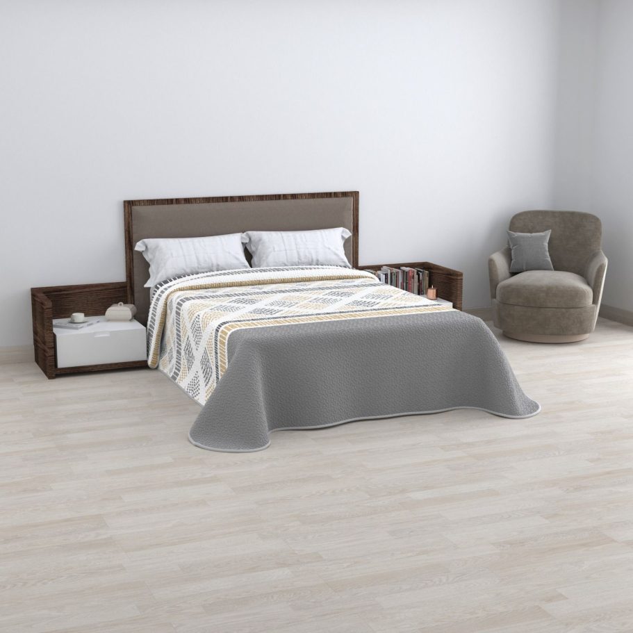 Eco bouti Andy Habitación con cama doble, mesitas de noche y un sillón gris. Suelo de madera clara.