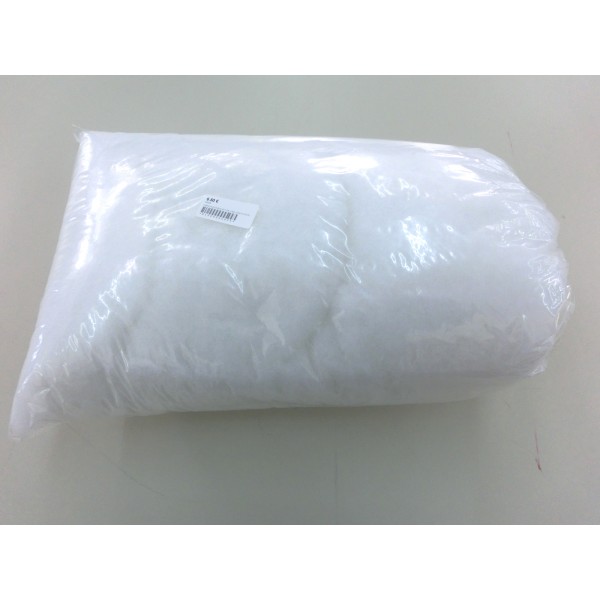 Paquete de material blanco y plástico, posiblemente fibra o relleno.
