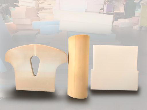 Tres tipos de moldes de silicona en tonos claros, dispuestos sobre un fondo desenfocado.
