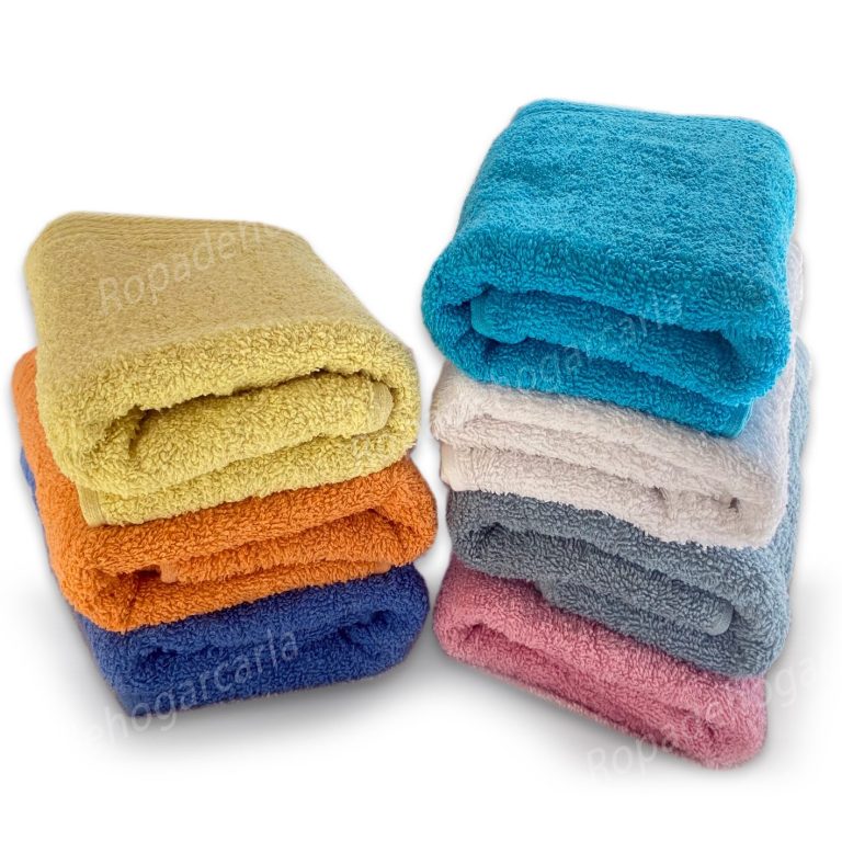 Toallas de diferentes colores apiladas: amarillo, naranja, azul, gris, rosa y blanco.