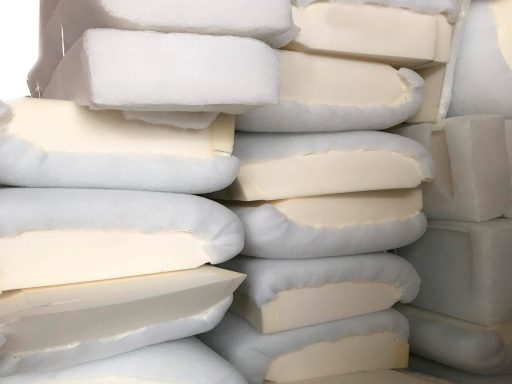 Bolsas apiladas de gel o espuma, de color blanco y crema.