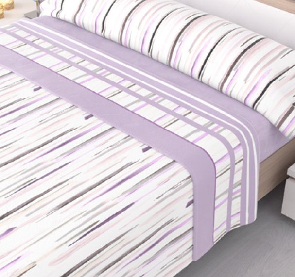 Ropa de cama con diseño de rayas en tonos morados y blancos.