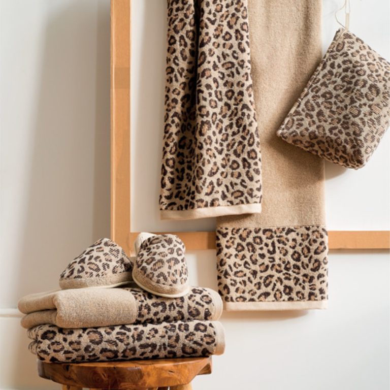 Toallas y accesorios de baño con estampado de leopardo en tonos beige y marrón.