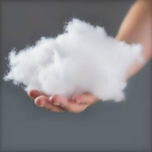 Una mano sostiene una nube esponjosa y blanca.
