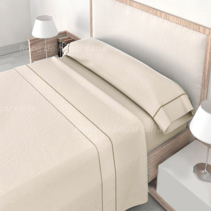 Ropa de cama beige con un borde decorativo, lámparas de mesita de noche blancas.